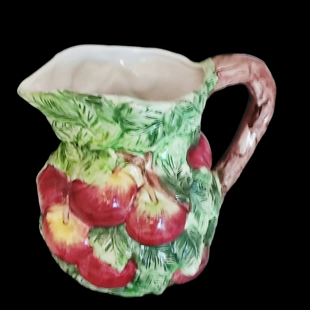 Vintage Bazaar worls brand Majolica 3-d apple pattern 64oz bev pitcher